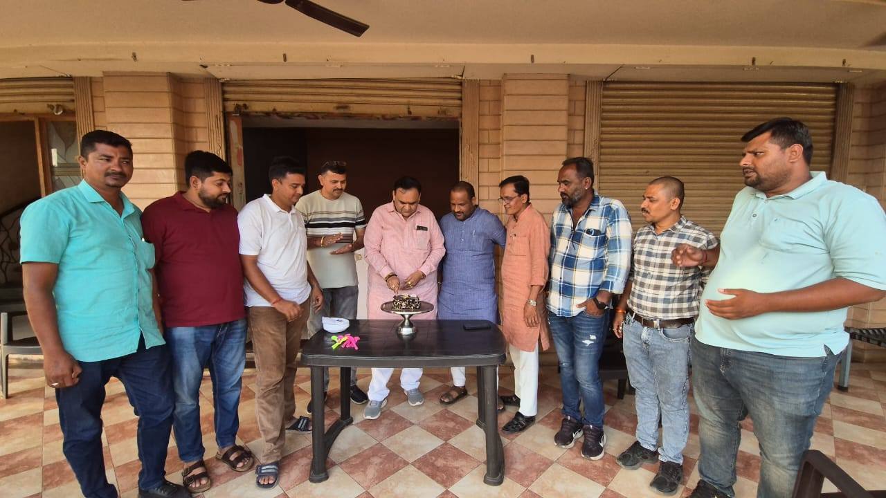 તા.૨૧-૦૪-૨૦૨૫ ના રોજ બારડોલી વિભાગ પાંજરાપોળમાં પાંજરાપોળના માનદ મંત્રીશ્રી અને મહુવા સુગરના ડિરેક્ટર શ્રી જીગરભાઈ દિનકરરાય નાયક, ગામ-કાની, બારડોલીના જન્મદિવસ નિમિતે બારડોલી વિભાગ પાંજરાપોળની ગૌમાતા માટે લીલાચારા, ખોળ, દાણ અને ગૌમાતાની સારવાર માટે ૧૧,૦૦૦/- નું દાન પાંજરાપોળને સમર્પણ, આ સમર્પણ માટે બારડોલી વિભાગ પાંજરાપોળ પરિવાર આપશ્રીનો આભાર માને છે.